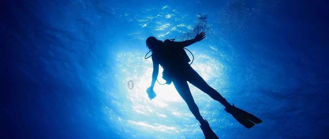 江珊老公陪继女逛街，关系好得似亲生，25岁憶心素颜被指像40岁