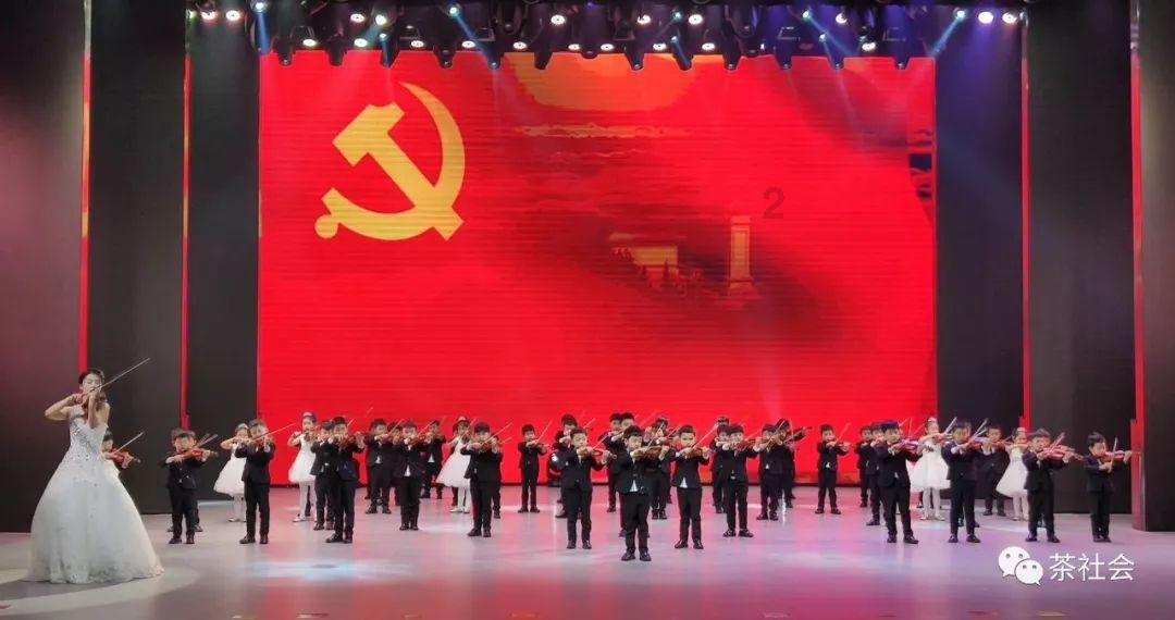 红楼梦：紫鹃说了宝玉几句，没想到宝玉跑出来哭，紫鹃急忙来劝游戏画面