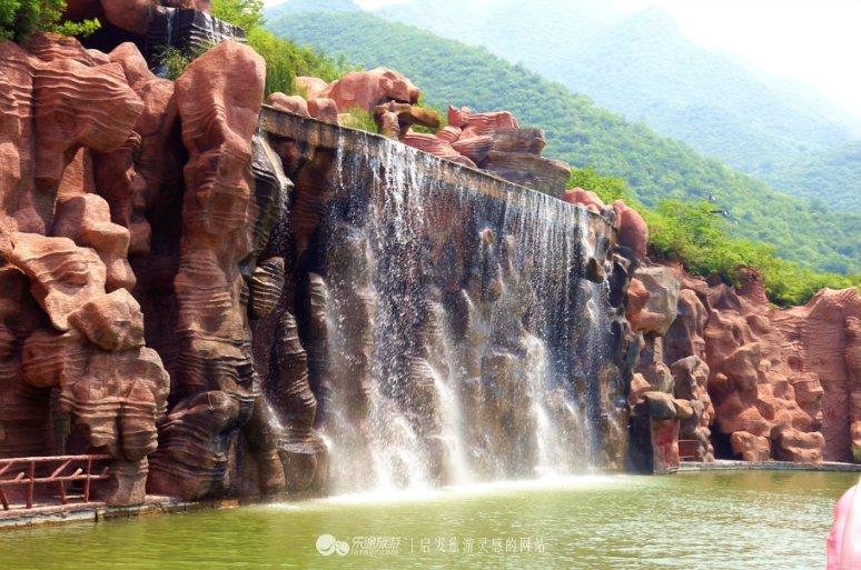 整治福鼎市场中心周边商铺违规拉线悬挂行为。