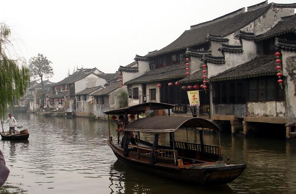 美国一架小型商用飞机紧急迫降在弗吉尼亚州高速公路
