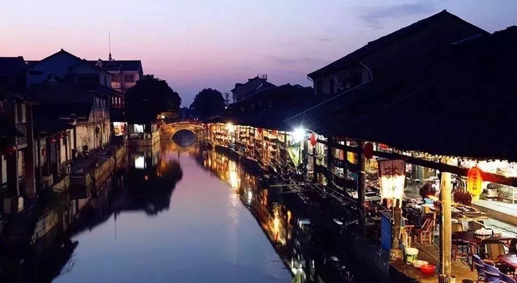 红楼梦：紫鹃说了宝玉几句，没想到宝玉跑出来哭，紫鹃急忙来劝游戏画面